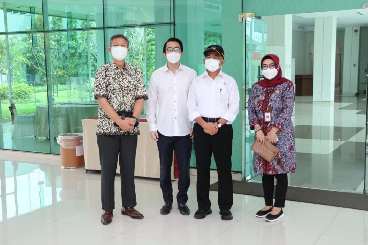 Kunjungan Menteri Koordinator Bidang Pembangunan Manusia dan Kebudayaan Untuk Meninjau Ketahanan Industri Di Kala Pandemi